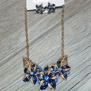 Matching Hawaiian flower earring and necklace set